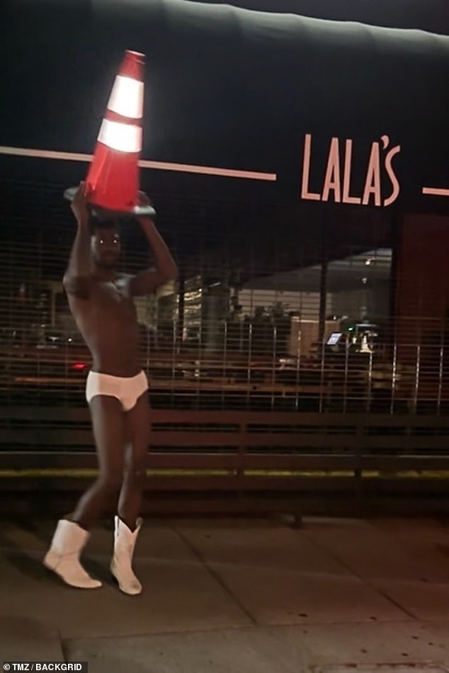 تقارير TMZ أن مغني الراب ، 26 عامًا ، كان يعرض سلوكًا غريبًا في Ventura Boulevard في وقت مبكر من صباح الخميس ، مما دفع العديد من الأشخاص في حي Studio City إلى تقديم تقرير إلى LAPD