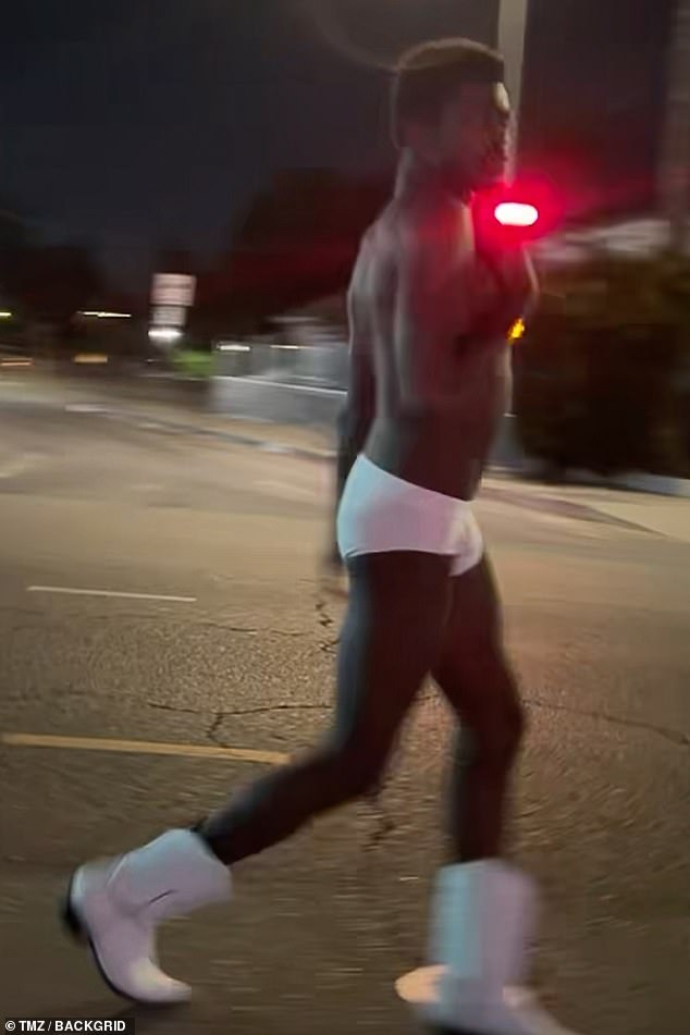 شوهد Lil Nas X يتحدث مرارًا وتكرارًا عن حفلة ويسأل عن هاتف الكاميرابسون وهو يسير في منتصف شارع Ventura