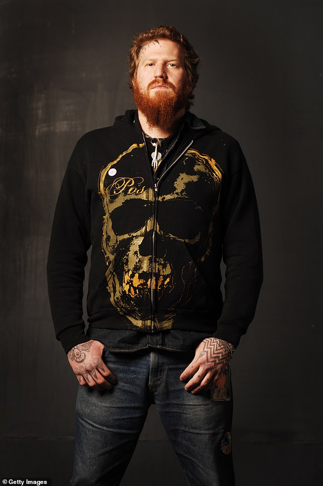 شاركت Hinds في تأسيس Mastodon في عام 2000 مع عازف الجيتار Troy Sanders ، عازف الجيتار بيل كيليهر وعازف الدرامز بران ديلور - في الصورة 2006