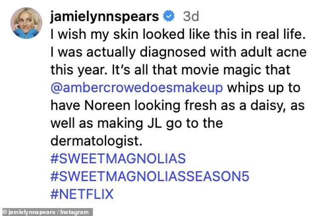 ثم عززت فنانة المكياج ، Amber Crowe ، مع استعدادها للكاميرا لتصوير سلسلة Netflix Sweet Magnolias