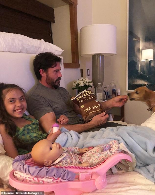 شاركت Denise أيضًا في وسائل التواصل الاجتماعي لقطات Phypers مع Eloise على صفحتها في Instagram في الماضي (تصور Aaron مع Eloise)