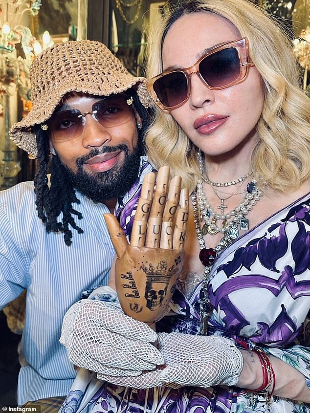أثناء نقلها إلى Instagram يوم الخميس ، شاركت المغنية لمحة عن غرابة عيد ميلادها وهي تستكشف المنطقة مع رجلها