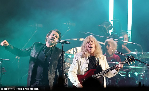 تم تنفيذ SPINAL TAP أيضًا مع Josh Groban