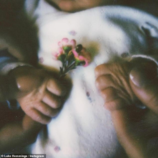 أخذ عضو الفرقة ، 29 عامًا ، إلى Instagram لمشاركة ألبوم من Sweet Pictures للإعلان عن أخبارهم السعيدة