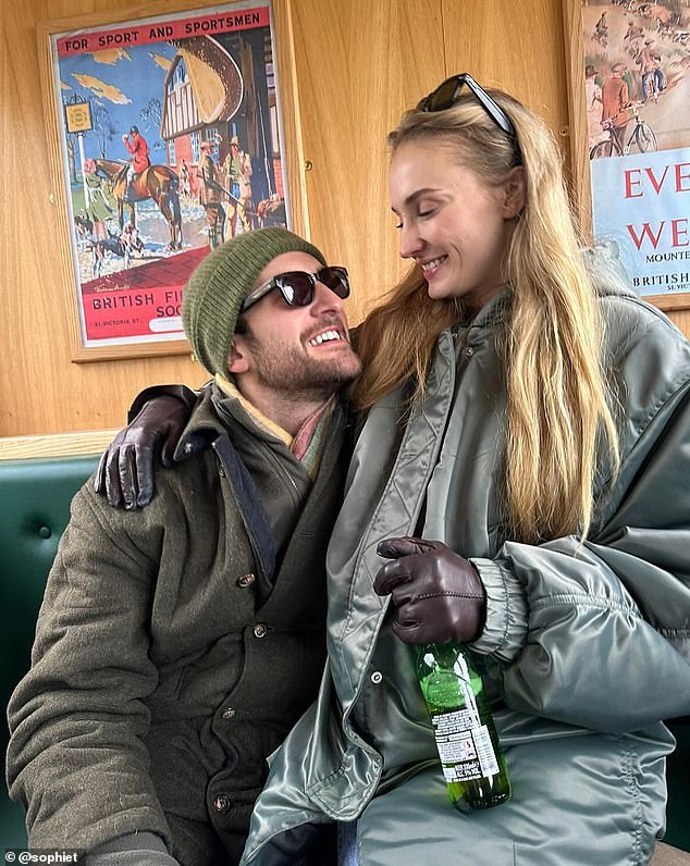 خلال فصل الصيف ، تم رصد الزوج معًا في Glastonbury ومعبأة على PDA في مهرجان الموسيقى