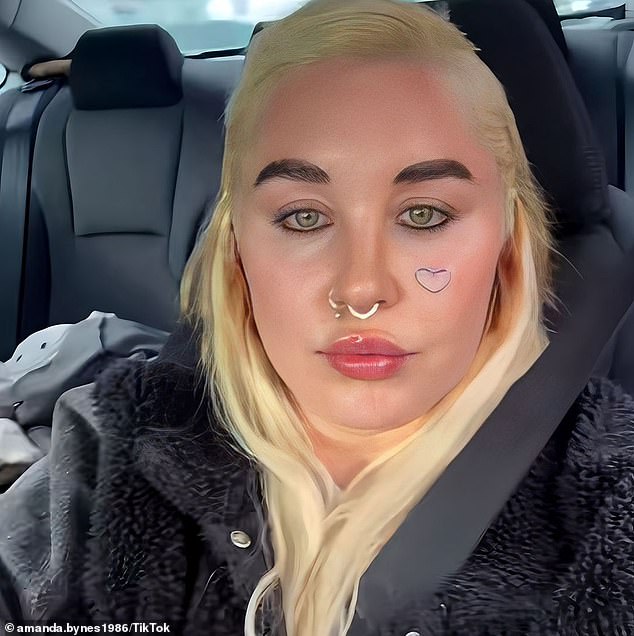 وفي العام الماضي أيضًا في مارس ، فتحت أماندا لأتباعها على Instagram وكشفت أنها اكتسبت أكثر من 20 رطلاً. في الأشهر القليلة الماضية من الاكتئاب