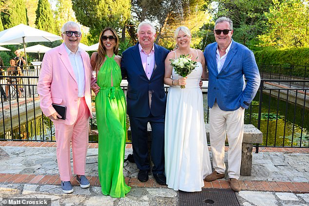 بدا كلير جميلًا في ثوب أبيض رفيع ، بينما ارتدى Dapper Nick بدلة بحرية وقميصًا ورديًا شاحبًا