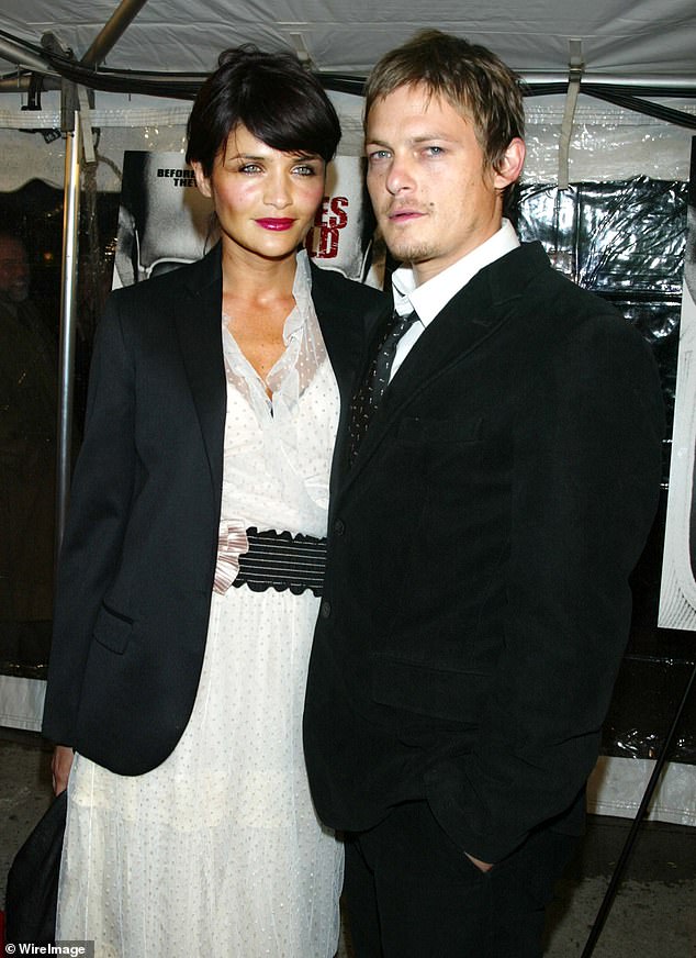 رحب Exes Norman و Helena ابنهما في أكتوبر 1999 ؛ في الصورة في عام 2002