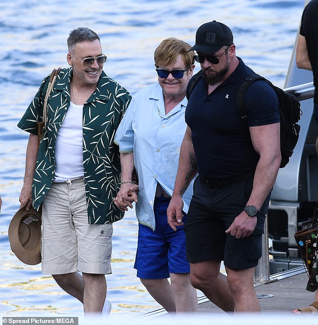 أظهر صانع ضربات Rocketman إحساسه المريح بالأناقة في قميص أزرق شاحب وسروال شورت مطابق ، بينما اختار ديفيد قميصًا جريئًا مغطى بطبعة نخيل
