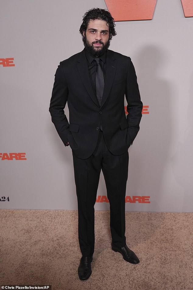 لقد حول نوح تمامًا جسده ومظهره 6ft1in منذ حضره العرض الأول لفيلمه في فيلم حربه في مسرح DGA في 27 مارس