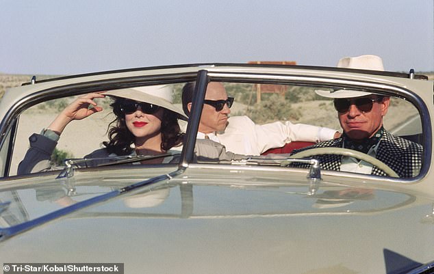 بينينغ وزوجها وارن بيتي مع هارفي كيتل في الخلف شوهد في عام 1991 bugsy