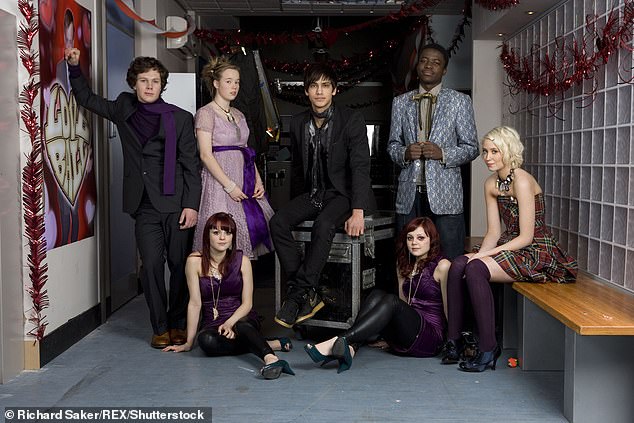 تم تصوير فريق Skins في عام 2008 LR Ollie Barberi و Lisa Backwell و Twins و Kathryn و Megan Prescott و Luke Pasqualino و Merveille Lokeba و Lily Loveless