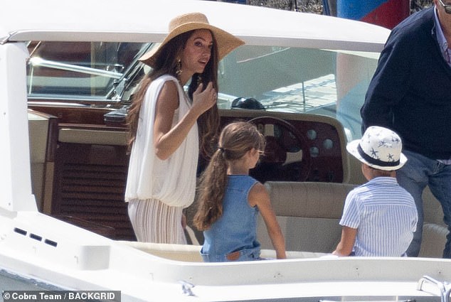 بالإضافة إلى Lake Como House ، فإن Clooneys-الذين لديهم توأم يبلغ من العمر 8 سنوات Ella و Alexander-يمتلكان خصائص في فرنسا وبريطانيا ولوس أنجلوس