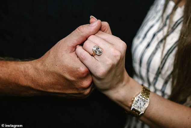 تم تصميم خاتم الماس الضخم للمغني من قبل Kindred Lubeck of Arifex Fine Jewelery ويقدر تكلفته إلى مليون دولار.