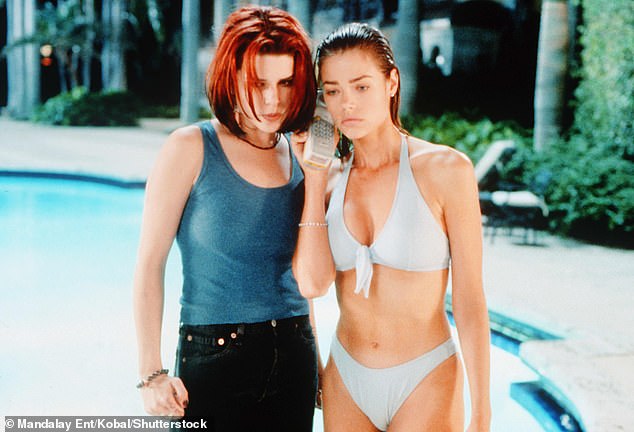 وضع النجم على عرض أزيز في فيلم Wild Things 1998