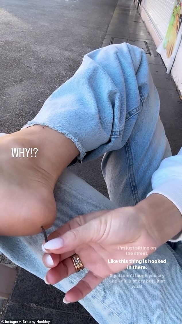 قالت بريتاني إنها حاولت إزالة الظفر لكنها كانت عالقة بحزم ، وتتلوى على الكاميرا لإظهار مدى عمقها في قدمها