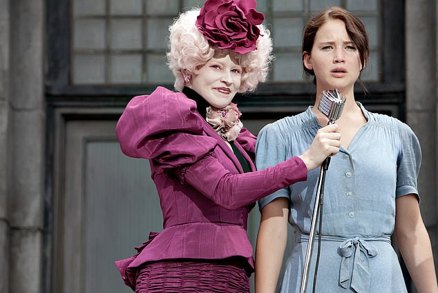 واحدة من أدوارها الأكثر شهرة هي Effie Trinket في سلسلة أفلام ألعاب الجوع. قام البنوك أيضًا ببطولة سلسلة الأفلام المثالية من بين العديد من الأعمال الدرامية الأخرى