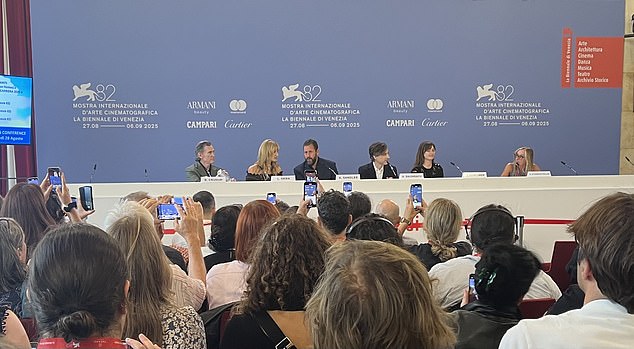 كان جورج غائبًا عن مؤتمر صحفي لجاي كيلي في وقت سابق من اليوم بسبب 