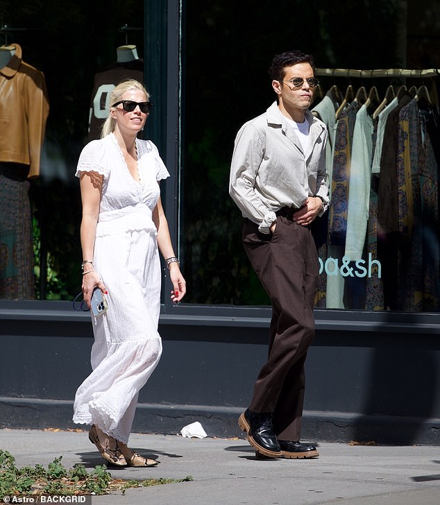 بدا الممثل ، 44 عامًا ، محطماً عن نزهةه في قميص مخطط وسروال بني عالي ممل