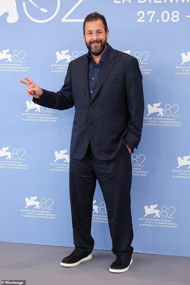 نظر آدم الأيقوني ، 58 عامًا ، إلى أرواح عالية في Photocall قبل العرض الأول المرصع بالنجوم الليلة