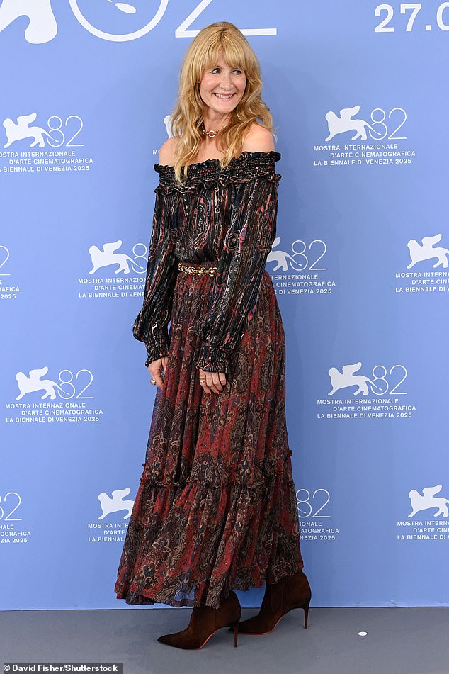 أعلن مدير المؤتمر عن غيابه في Photocall ، قائلاً: 