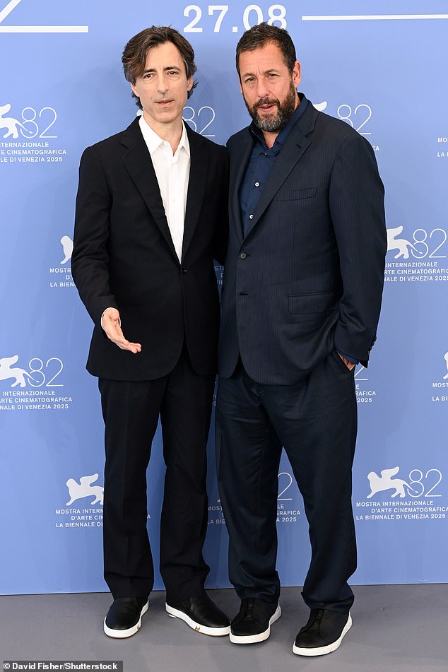 من إخراج زوج جيرويغ نوح (في الصورة) ، يرى المقطورة أن شخصية جورج تشكك في خيارات حياته ، على الرغم من تعرضها للتشويش من قبل المعجبين والموظفين