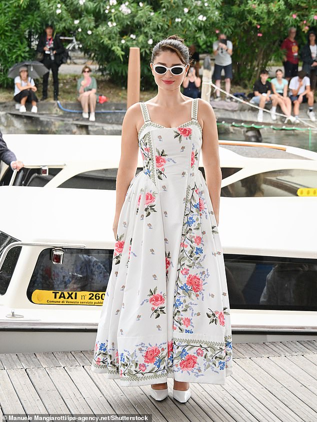 أدارت رؤوسها وهي تغادر سيارة أجرة مائية قبل أن تتجه إلى photocall