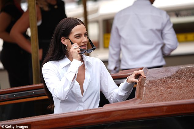 تومضت ابتسامة مبتهجة أثناء وصولها إلى المؤتمر الصحفي