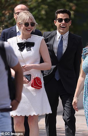 كان الجانب الأكثر تحولًا في مظهرها هو تشابهها الرائع مع الممثلة لوسي ، 31 عامًا ، مع شعر أشقر مشرق مماثل ، وأسلوب أنيق ومظهر جيد لا تشوبه شائبة (رامي ولوسي في عام 2022)