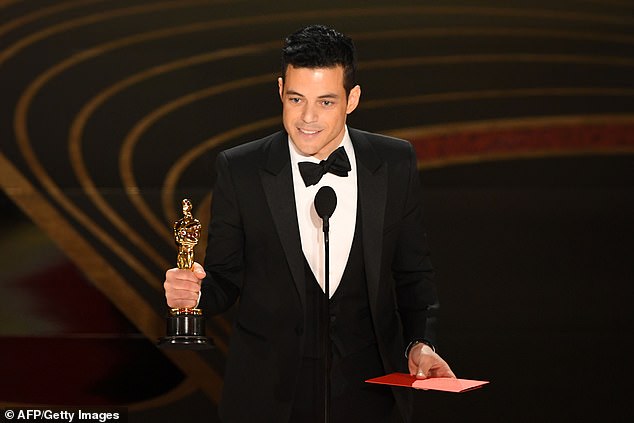 اختار رامي أكبر لحظة في حياته المهنية لتأكيد قصة حبهم ، تقبيل لوسي بعد قراءة اسمه كجائزة أفضل ممثل (في الصورة)