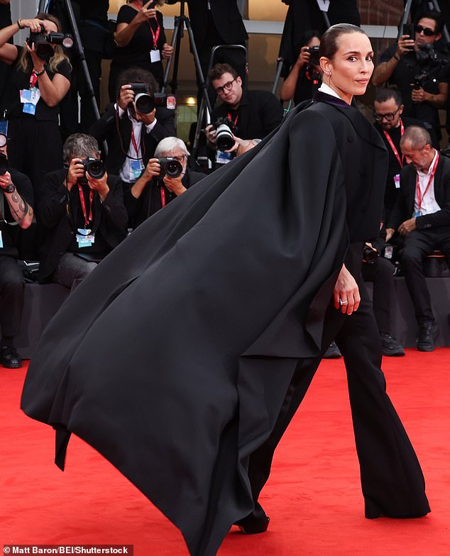 ظهرت سترة Noomi بأسلوب اقتصاص في المقدمة مقترنة مع ظهر طراز Cape كامل الطول والأذرع المقسمة
