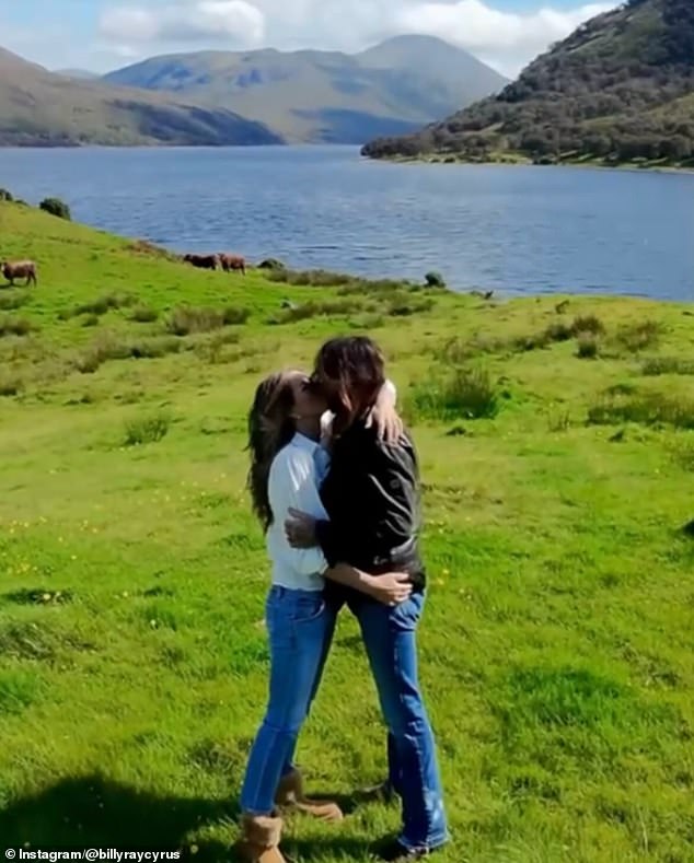 زرعت إليزابيث قبلة عاطفية على صديقها بيلي راي سايروس أثناء تجولهم في حقل في جزيرة مول في اسكتلندا في وقت سابق من هذا الأسبوع