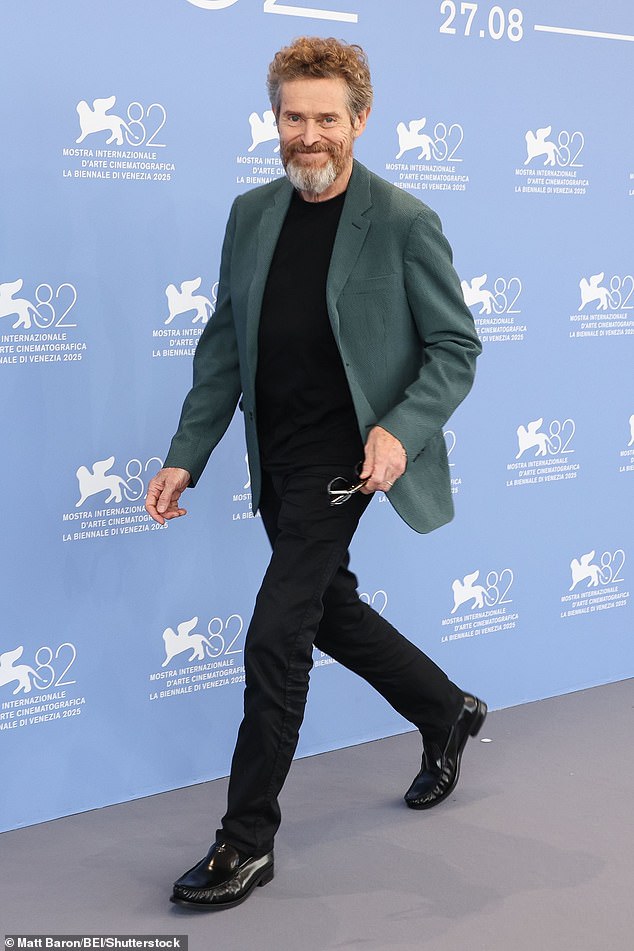 بدا ويليم دافو مركبًا لا يصدق في سترة خضراء وهو يحضر Photocall الشهرة المتأخرة