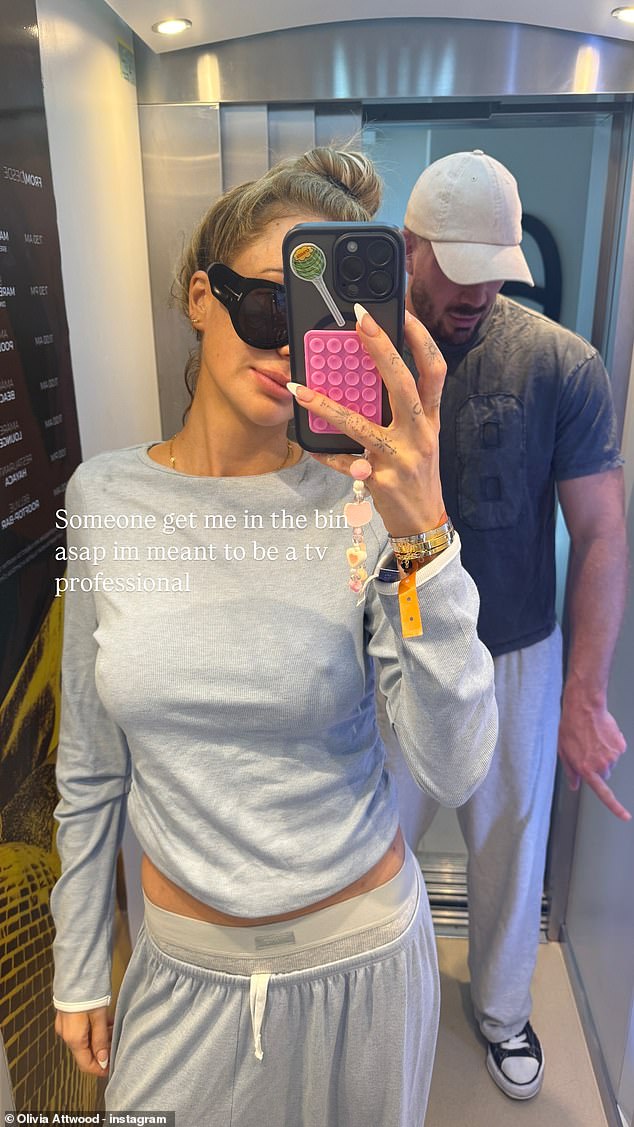 في آخر من Ibiza Snap بعد ضرب الأندية ، بدت أوليفيا أسوأ بالنسبة للارتداء لأنها أخذت صورة شخصية في مصعد ترتدي مجموعة رياضية رمادية