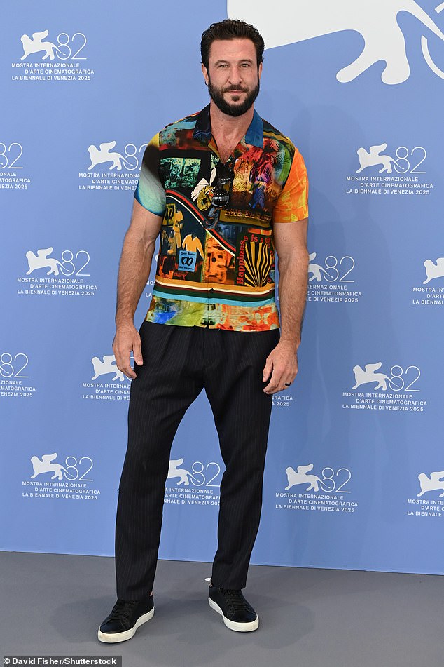انضم إليهم في Photocall بواسطة Costar Pablo Schreiber ، الذي كان يرتدي قميصًا قصيرًا بأكمام قصيرة مع سراويل سوداء وأحذية رياضية من الجلد الأسود