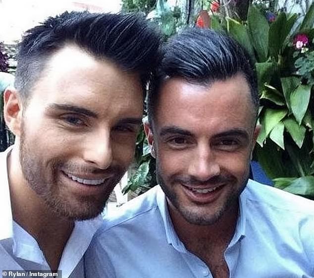 كان نجم X Factor ونجم العروض ، 36 عامًا ، متزوجًا من زوجته السابقة دان (في الصورة) لمدة ست سنوات قبل أن يطلقوا في عام 2021 بعد أن اعترف ريلان بأنه خدع عليه