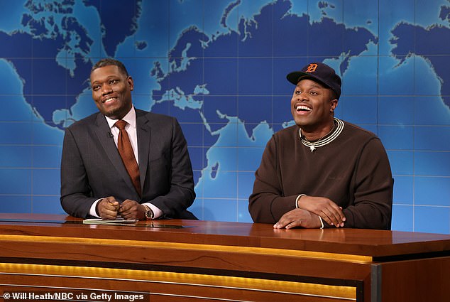 كان ووكر أول عضو في SNL يعلن عن رحيله قبل الموسم 51 ؛ في الصورة في مارس من اليسار إلى اليمين: مايكل تشي وديفون ووكر