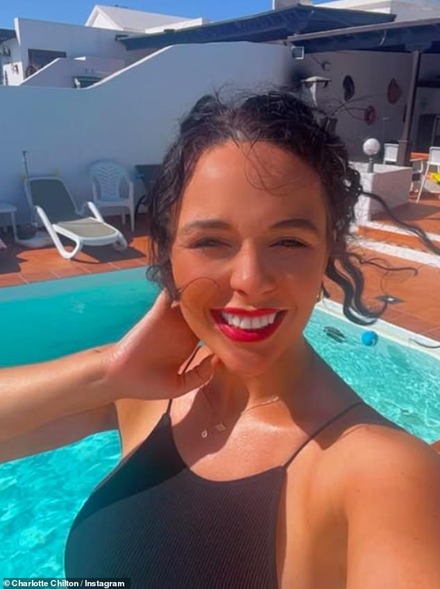 قام نجم التلفزيون بالضرب إلى Lanzarote لراحة بعض الراحة والاسترخاء وانتقل إلى Instagram وهو يرتدي بيكينيًا عاريًا مفلسًا وقمة Black Halterneck