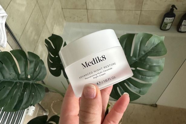 Zoe يحب استعادة ليلة Medik8 المتقدمة