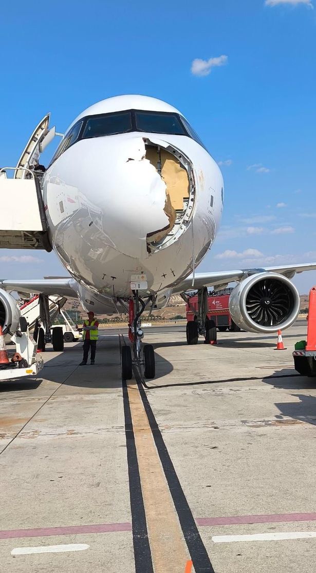 حدثت حالة الطوارئ في منتصف الرحلة عندما كانت طائرة أيبيريا تطير من مطار أدولفو سواريز مدريد براجاس إلى باريس إلى باريس