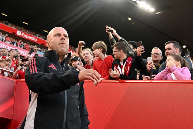 Arne Slot ، مدير ليفربول ، يخرج قبل المباراة الثانية الودية قبل الموسم بين ليفربول ونادي Athletic Bilbao