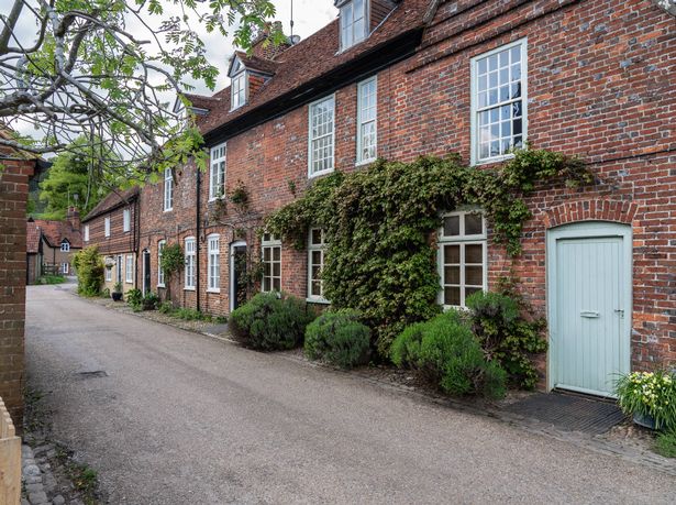 شارع منازل من الطوب والمنازل في قرية Chilterns في Hamblen في باكنجهامشاير