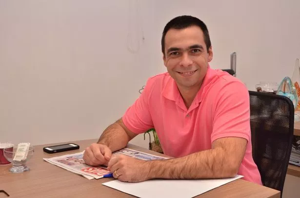 توماس بريتس ، رئيس شركة الألياف البالغة من العمر 44 عامًا ، تحطمت في حقل بعد أن قفز هو و قصوره من طائرة صغيرة في البرازيل ، وفقًا للمسؤولين المحليين.