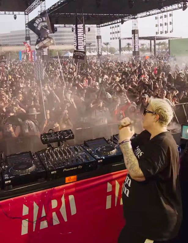 مادونا المباركة تؤدي على المسرح