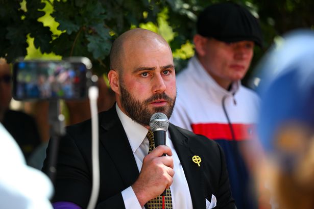 يحضر نيك تينكوني ، زعيم حزب الاستقلال في المملكة المتحدة (UKIP) مظاهرة للهجرة المناهضة لإيليجال خارج فندق Roundhouse ، في 09 أغسطس 2025