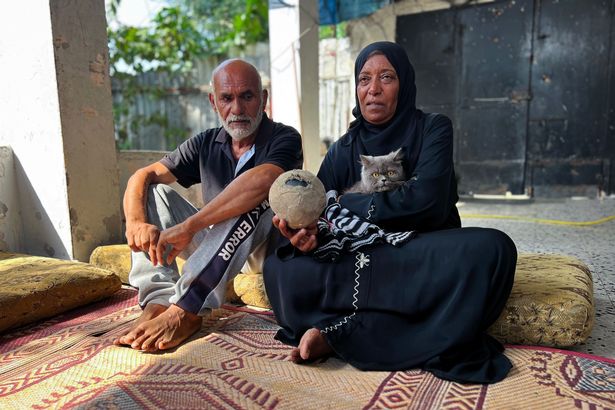 عائلة الصبي الفلسطيني البالغ من العمر 14 عامًا موهاناد ، قُتل عندما سقطت مظلة تحمل صناديق من المساعدات الإنسانية من طائرة سقطت عليه في نوسائر ، في قطاع غزة الوسطى