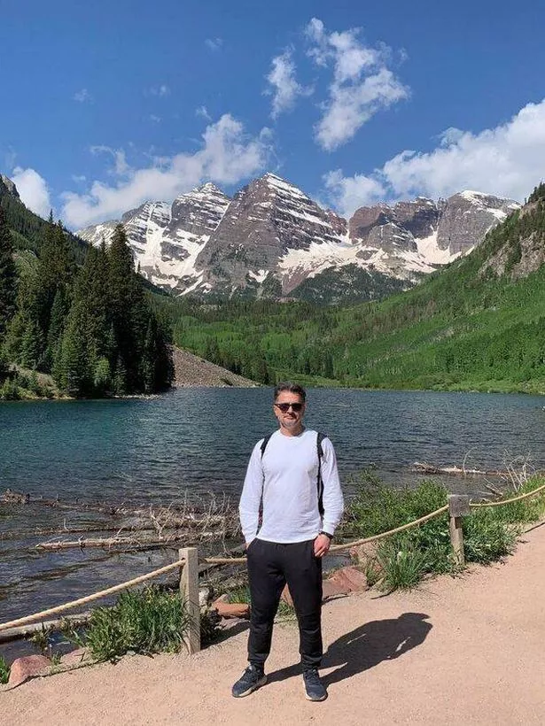 كريس جرانيت يطرح صورة أثناء أخذ استراحة من ركوب الدراجات من أجراس المارون بالقرب من آسبن ، كولورادو