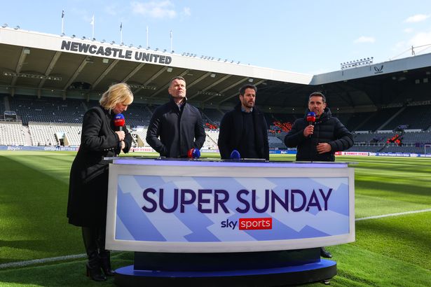 المقدمة كيلي كيتس وبراعتي شاي معطى ، جيمي ريدناب وجاري نيفيل يتحدثان كطاولة لوحة Sky Sports 