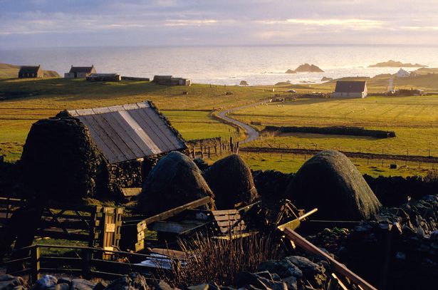 Fair Isle ، Shetland ، 60 نسمة ، يقع على بعد 24 ميلًا من البر الرئيسي لشتلاند في اسكتلندا.