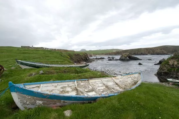   Fair Isle ، Shetland ، 60 نسمة ، يقع على بعد 24 ميلًا من البر الرئيسي لشتلاند في اسكتلندا. 